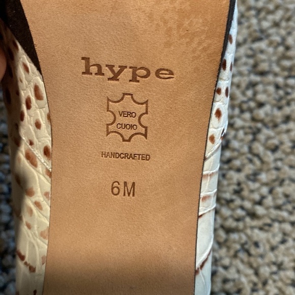 NWOT Hype Cream & Brown Heels Size 6 in Snakeskin Pattern - Picture 8 of 9